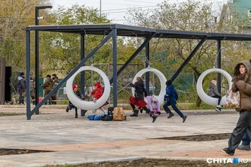 Неоновые качели и сцена для праздников — парк МЖК торжественно открыли в Чите! | Источник: Олег Федоров / CHITA.RU