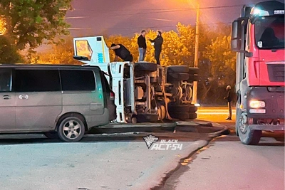 Самосвал со щебнем перевернулся в Новосибирске