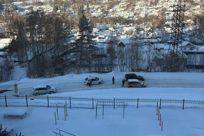 На Выборной месяц не чистят снег, блокируя проезд к домам