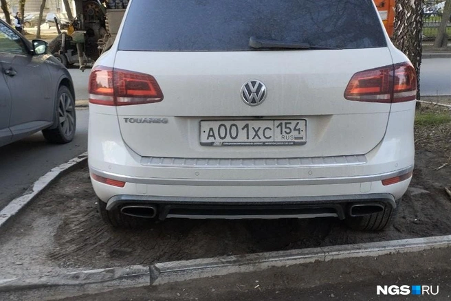 Чем руководствовался водитель, когда парковал здесь автомобиль — остается только гадать | Источник: читатель НГС