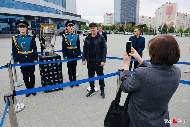 Болельщики перед матчем выстроились в громадную очередь ради фото с трофеем | Источник: Наталья Лапцевич / 74.RU