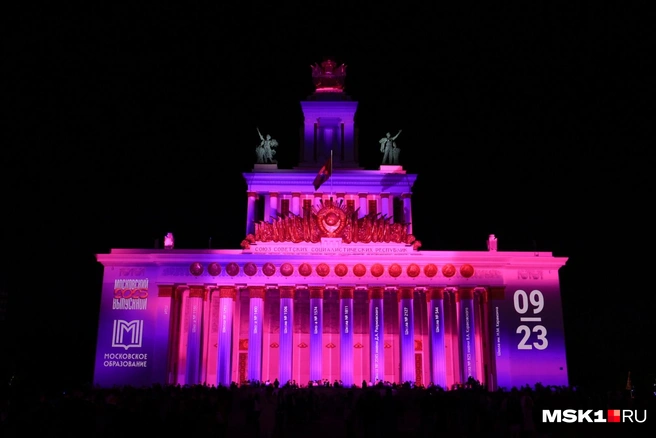 В честь праздника павильоны ВДНХ подсветили | Источник: Артем Устюжанин / MSK1.RU