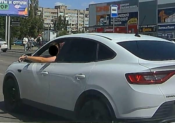 Водитель автомобиля заявил, что дорожный конфликт был, но происходил совсем не так | Источник: телеграм-канал «Остров Свободы»