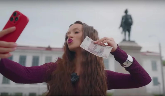 Ведущая не обошла вниманием и памятник Петру I, который изображен на пятисотке | Источник: Модная Россия / Vk.com
