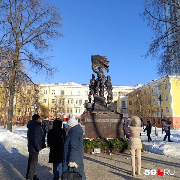 Большинство тех, кто приходил, фотографировали памятник со всех сторон | Источник: Юлия Рожкова 