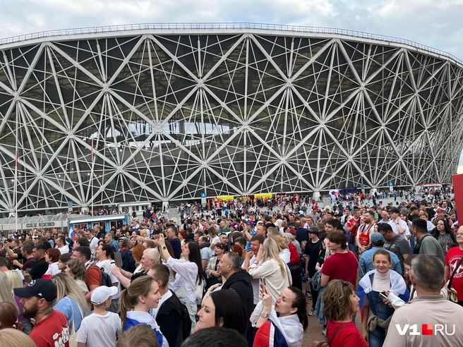 Толпа уже собралась на стадионе | Источник: Андрей Петров / V1.RU