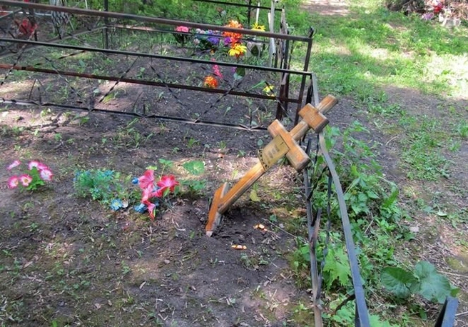 Под Рязанью неизвестные разгромили кладбище и украли копию Знамени Победы | ya62.ru