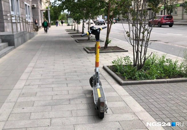 Иногда самокаты бросают в центре тротуара | Источник: Дмитрий Мамаев / NGS24.RU