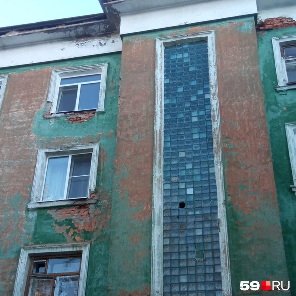 У соседнего подъезда окна все-таки уцелели | Источник: Вероника Свизева / 59.RU 