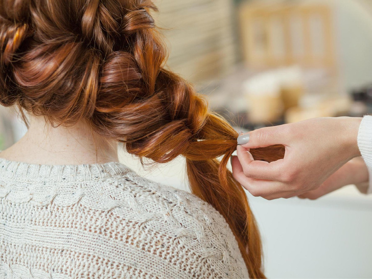 Прическа истинной леди: как красиво заплести волосы в косичку за пару секунд — простой и элегантный бьюти-лайфхак