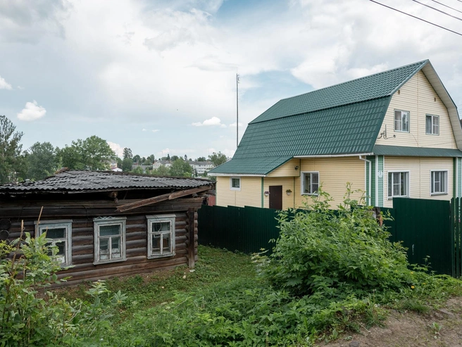 Полуразрушенные постройки соседствуют с ухоженными жилыми домиками | Источник: Александр Куренной / 76.RU