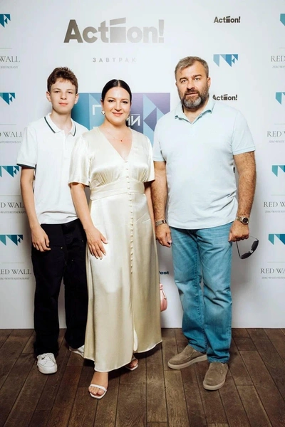 Оксана Михеева с сыном и Михаил Пореченков