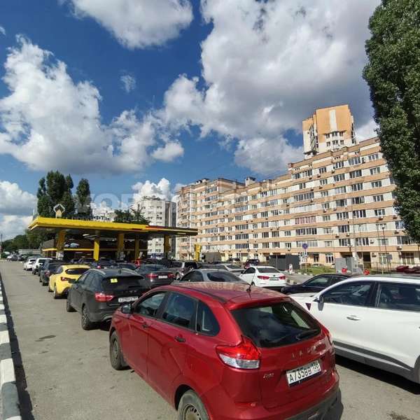Машины стоят максимально плотно друг к другу | Источник: Андрей Пашинский / Voronezh1.ru