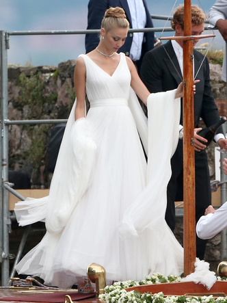 После венчания: вторые свадебные платья королевских невест