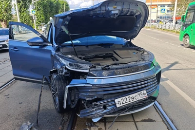 В Екатеринбурге у автовокзала столкнулись две иномарки
