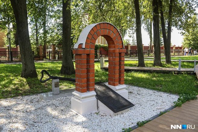 Памятная арка в честь того места, где находился Троицкий собор | Источник: Наталья Бурухина