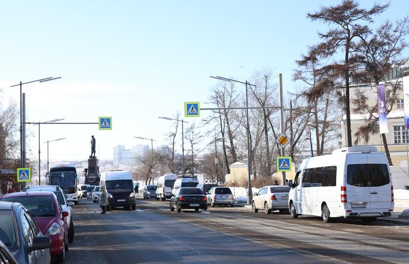 Когда-то перспективу улицы Карла Маркса венчал памятник первооткрывателям Сибири, или&nbsp;— в простонародье&nbsp;— шпиль. До революции на его месте находилась статуя императора Александра III. Самодержца вернули в 2003-м. | Источник: Ксения Филимонова / «ИрСити»