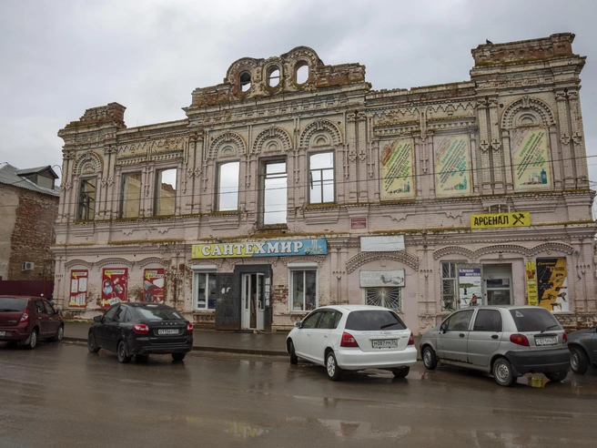Внешний вид некоторых особняков свидетельствует об их аварийном состоянии и риске обрушения. | Источник: Константин Завриков / V1.RU