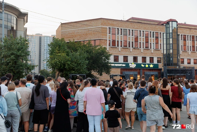 После концерта тюменцы отправились по своим делам. День города подошел к концу  | Источник: Ирина Шарова / 72.RU