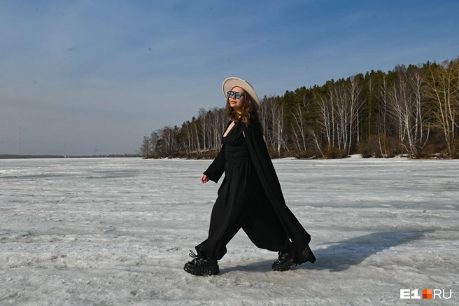 Екатерина пока не решилась открыть пляжный сезон | Источник: Дмитрий Емельянов / E1.RU