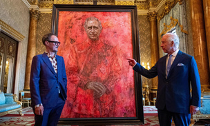 «Как будто он купается в крови»: в интернете обсуждают первый официальный портрет короля Карла III