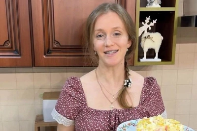 Two Masterpieces from Simple Ingredients: Homemaker from Volgograd Region Shares Orange New Year's Salad Recipes