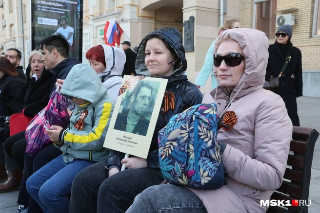 Некоторые вышли на улицы города с портретами родственников, которые участвовали в Великой Отечественной войне | Источник: Татьяна Спиридонова / MSK1.RU
