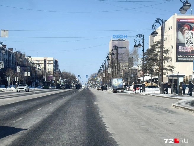 Улица Республики, справа полоса для автобусов. Она до асфальта не дочищена  | Источник: Павел Красоткин / 72.RU