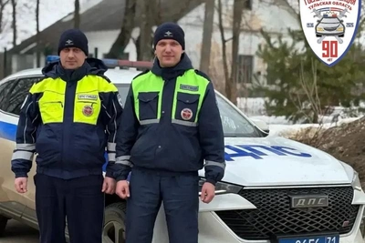 В Щёкино инспекторы ДПС помогли травмированному мужчине