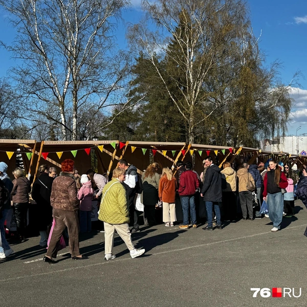 Десятки ярославцев выстроились в очереди за лакомствами | Источник: Анна Елкина / 76.RU