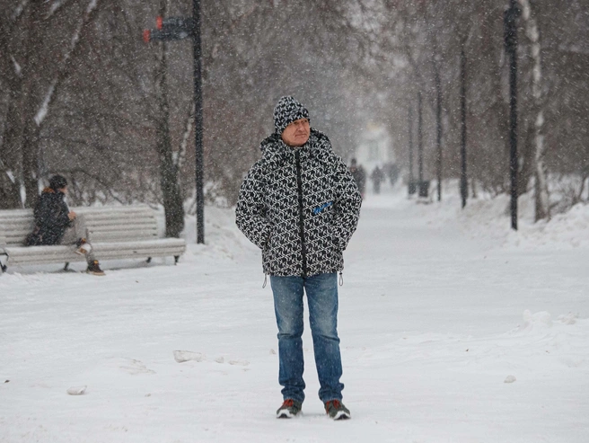 Некоторые жители не обратили внимания на снежную бурю | Источник: Андрей Бортко / NGS.RU