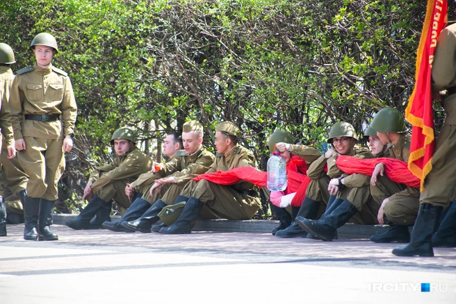 Участники парада готовятся к выходу на площадь | Источник: Ксения Филимонова / «ИрСити»