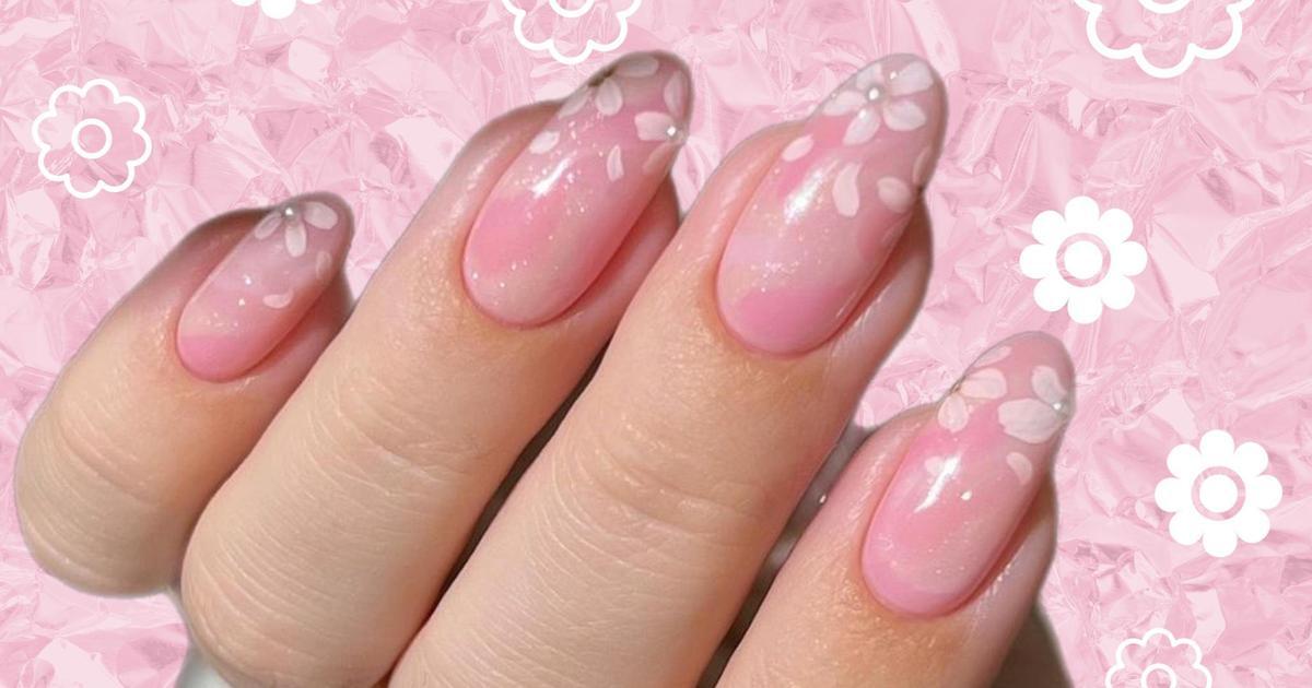 Нежный френч с цветами — самый милый маникюр весны 2024 | theGirl