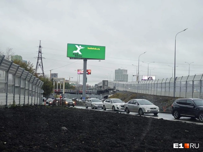 Жители Синих Камней заявили, что строительство развязки пока не улучшило ситуацию с пробками в час пик | Источник: читатель E1.RU