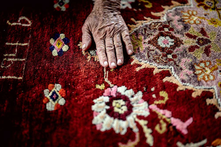 «Ковер — это дневник ткачихи»: как турецкие мастерицы сохраняют ткань времени