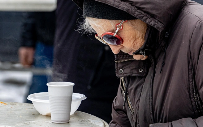 За бесплатной тарелкой супа в России выстраиваются не только бездомные, но и одинокие старики — пенсии не хватает ни на что, но помогут ли карточки? | Источник: Наталья Лапцевич / 74.RU