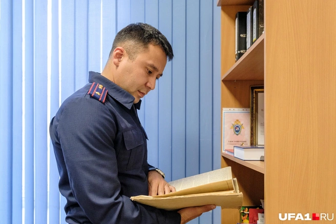 В руках у криминалиста&nbsp;— дело из 1990-х | Источник: Булат Салихов / UFA1.RU