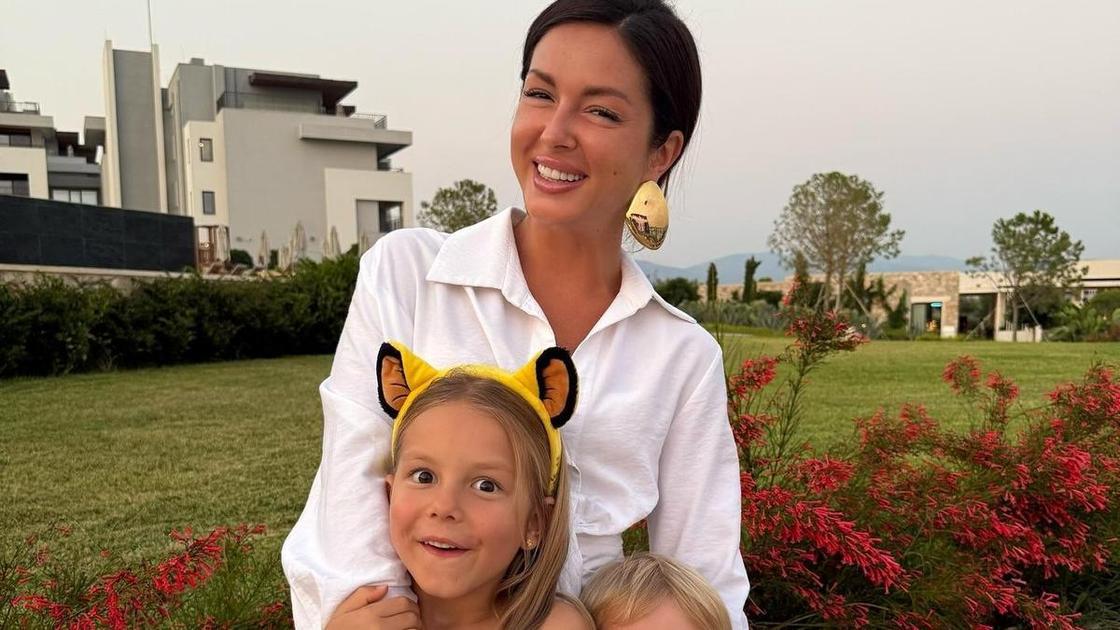 Нюша забрала детей из опасного Дубая и вернулась с ними в Москву