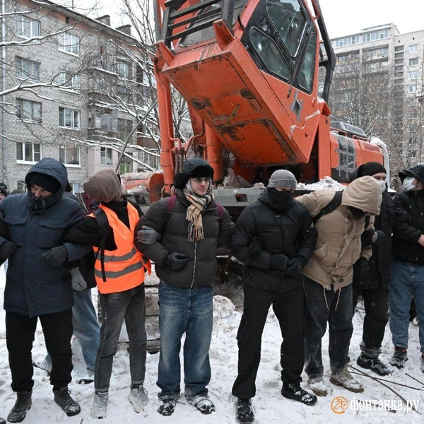 Снос здания ВНИИБ продолжился. Полиция выводит людей под руки | Источник: Андрей Бок/ «Фонтанка.ру»