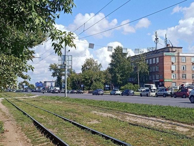 Очередь на заправку по адресу улица Никитина, 172 | Источник: читатель НГС