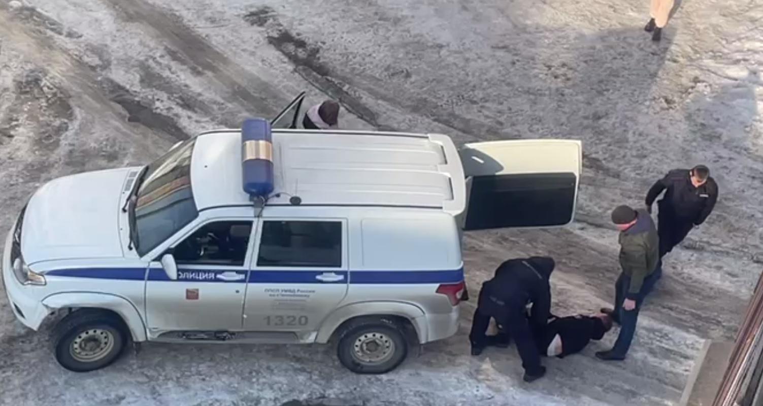 ДТП во дворе: припаркованные машины протаранили в Челябинске — видео - 3  марта 2024 - 74.ру