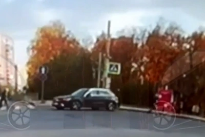 ДТП с «Мерседесом» у кофейни в Нижнем Новгороде сняли на видео