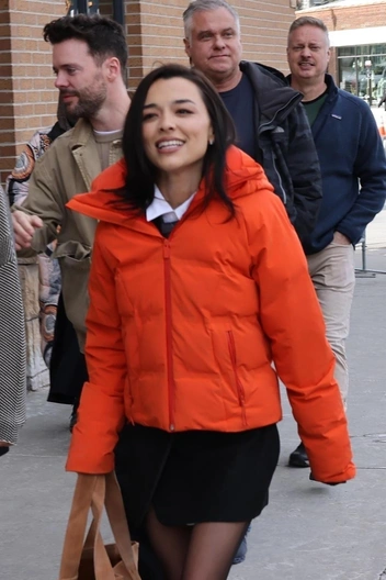 Нет, яркий пуховик не испортит ваш элегантный образ (стайлтрик от Мидори Френсис) | marieclaire.ru