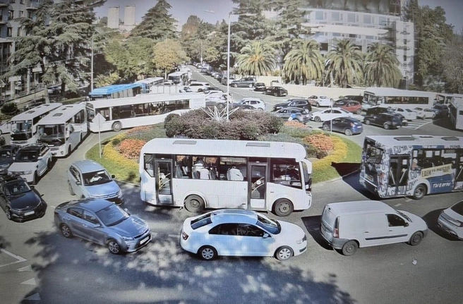 Машины застыли в долгом ожидании, пока спортсмены ставят рекорды | Источник: sochi.camera