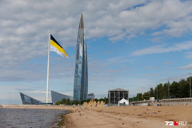 С пляжа отлично просматривается «Лахта Центр» | Источник: Ирина Шарова / 72.RU