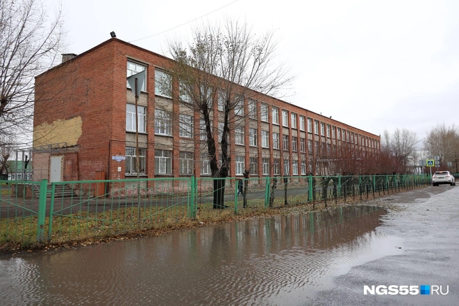 Школа — одна из лучших, но территорию благоустроить не успели | Источник: Евгений Софийчук / NGS55.RU