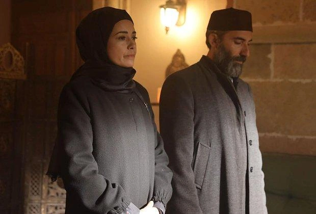 Источник: кадр из сериала «Красные бутоны», реж. Омюр Атай, Озгюр Севимли, 2023–2025 годы