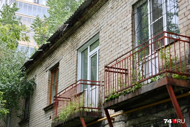 Людям приходится скидываться и самим искать слесарей  | Источник: Михаил Шилкин