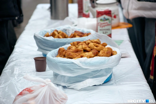 А еще можно было попробовать вкуснейшие боовы. Тесто готовили на сливочном масле, а не на маргарине, и это ощущалось сразу, поверьте | Источник: Даниил Конин / «ИрСити»