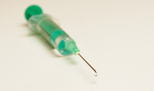AstraZeneca заверила: образование тромбов у привившихся не связано с вакциной, препарат безопасен